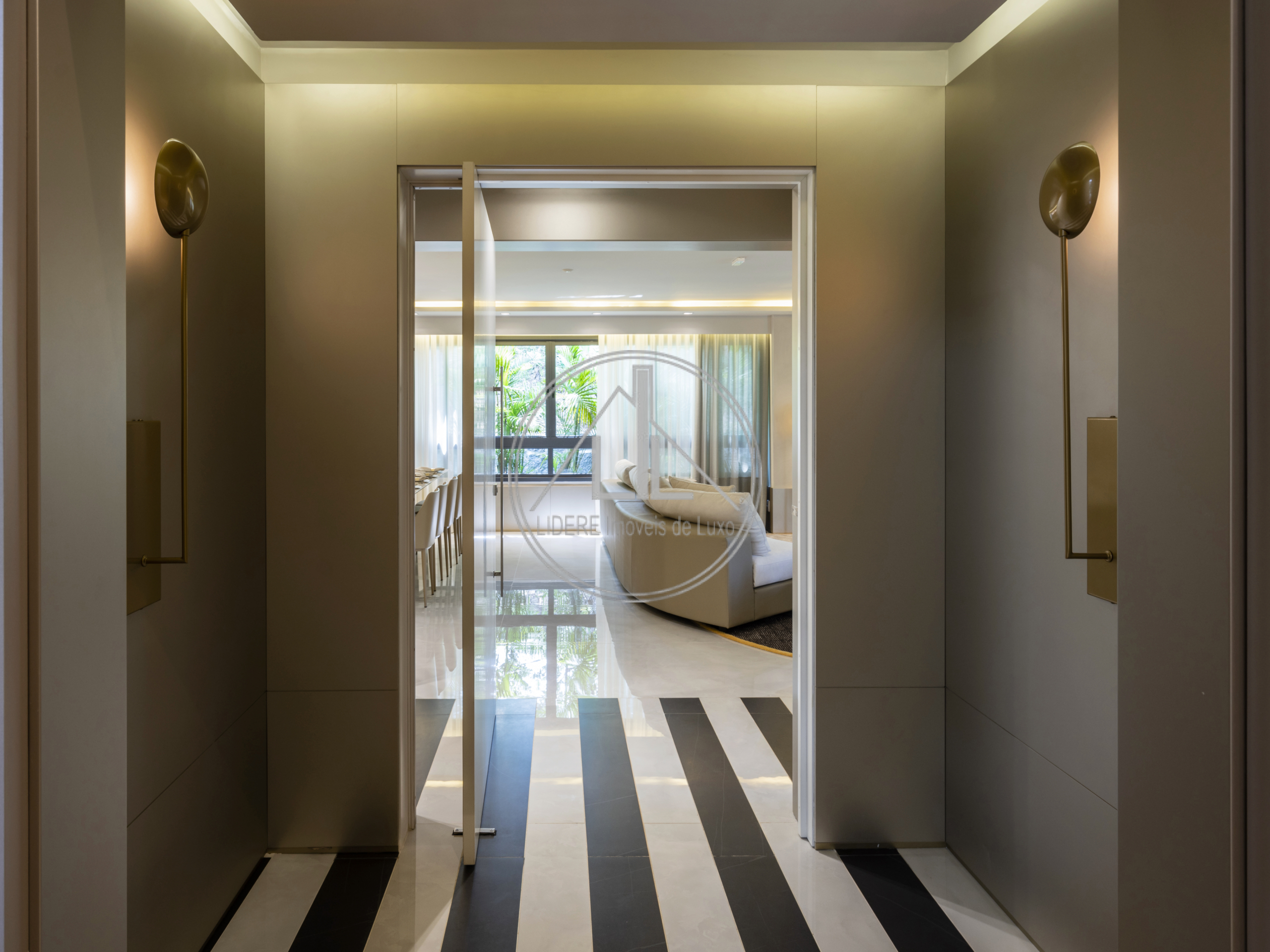 Hall privativo com elevador exclusivo